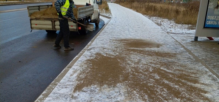 В Ярославле дороги начали обрабатывать от наледи