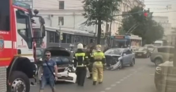 В центре Ярославля столкнулись две иномарки: где образовался затор