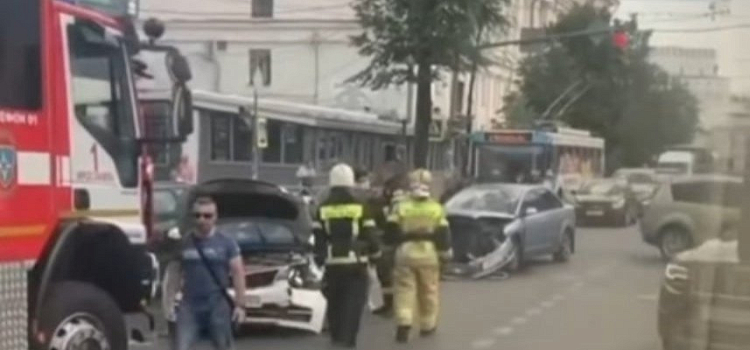 В центре Ярославля столкнулись две иномарки: где образовался затор