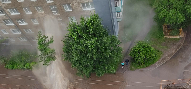 Горячая вода полчаса била в окна жилого дома в Ярославле_165038