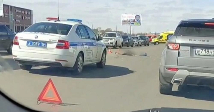 Накрыли тело тканью: у ТЦ в Ярославле сбили ребенка