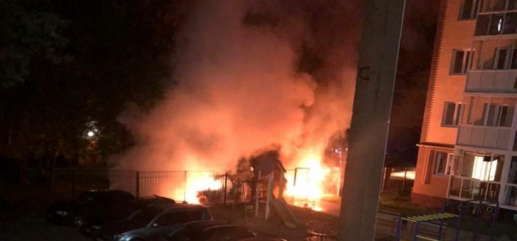 В Ярославле сгорели два автомобиля