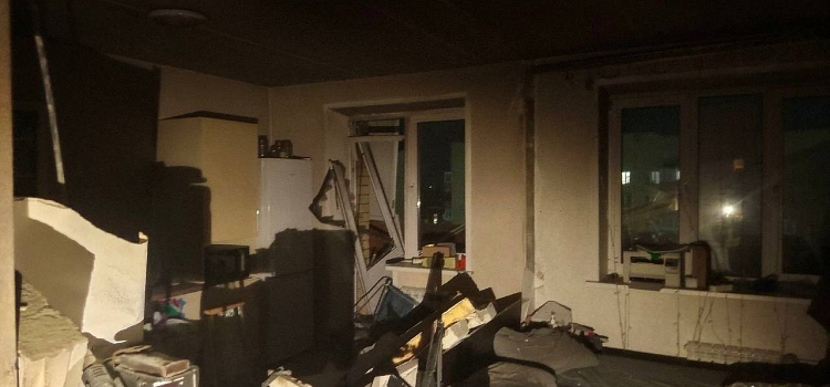 В ярославской многоэтажке в результате странного хлопка выбило рамы на лоджии_307516