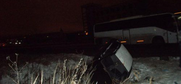 В Ярославле на Промышленном шоссе автомобиль опрокинулся в кювет: пострадал водитель 