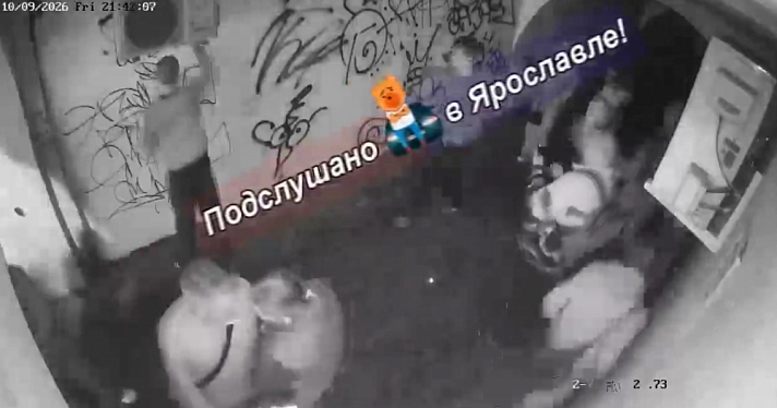 «Нагадили...»: в центре Ярославля толпа молодых людей испортила арку