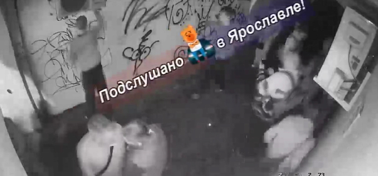 «Нагадили...»: в центре Ярославля толпа молодых людей испортила арку