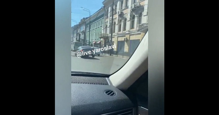 Пострадало авто: в центре Ярославля в двух местах провалился асфальт