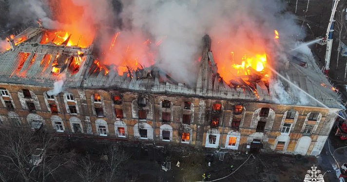 Десятки человек без жилья: пожар уничтожил бывшие склады Ярославской большой мануфактуры