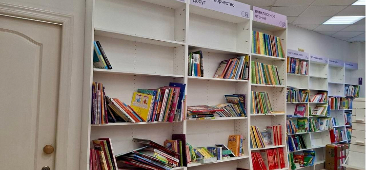 Читай, Ярославль: жители города выстроились в очереди в закрывающемся книжном магазине_313371