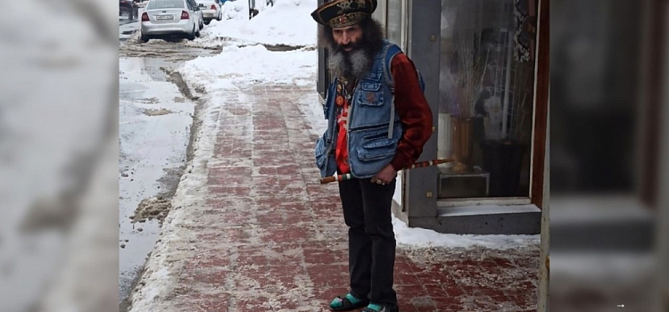 Настоящая достопримечательность города: в Ярославле на остановке свой «корабль» ожидал пират