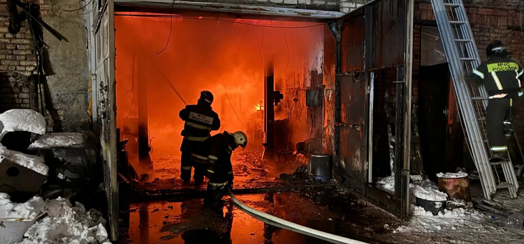 В Дзержинском районе Ярославля горели гаражи в ГСК