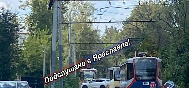 В Ярославле автоледи устроила ДТП и пошла по делам, бросив машину посреди трамвайных путей