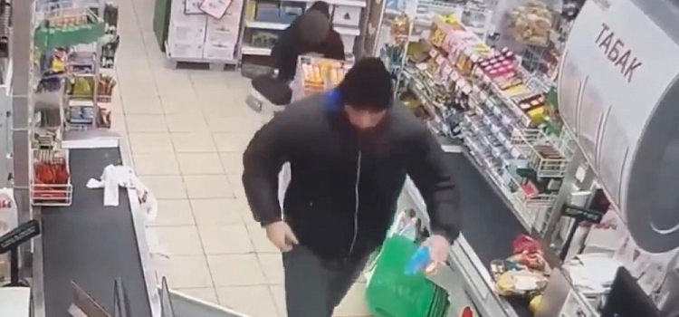 Помешала пройти: в Ярославской области фитнес-тренер напал на девушку в магазине