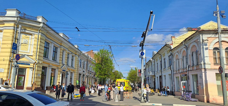 Скорая и полиция приезжает каждый день: ярославцев обеспокоили асоциальные личности, оккупировавшие улицу Кирова