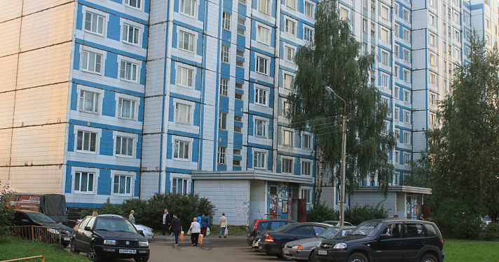 В Дзержинском районе Ярославля пьяный мужчина побил припаркованные машины гаечным ключом и молотком