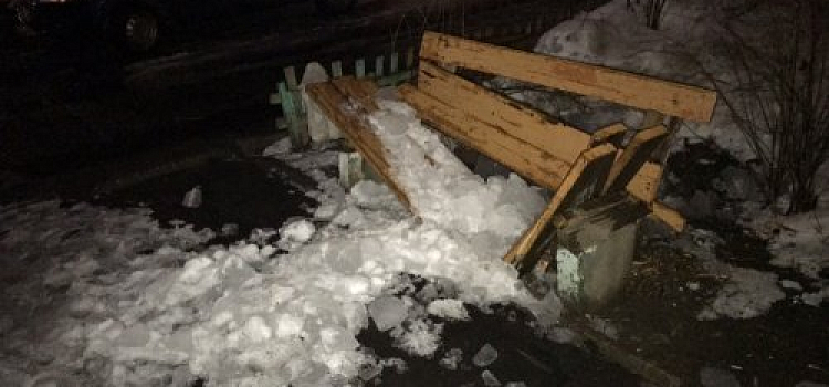 Фото дня. Сошедшая с крыши глыба сломала скамейку у подъезда дома на улице Лермонтова