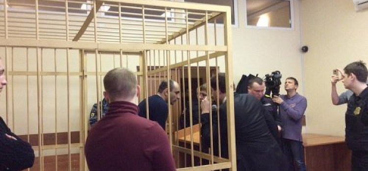 Подозреваемому в организации пыток заключённого ИК-1 Ярославля, бывшему замначальника колонии Игиту Михайлову на судебном заседании по избранию меры пресечения позволили сидеть не в клетке, а возле адвокатов