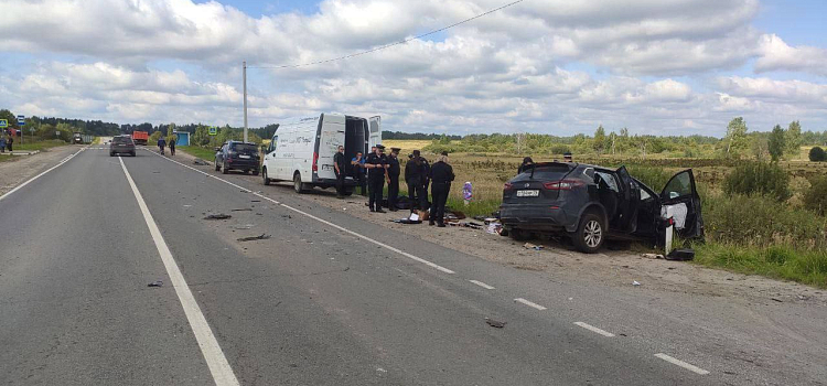 Nissan влетел в КамАЗ: в Ярославской области в ДТП погибли подросток и мужчина, женщина пострадала_279591