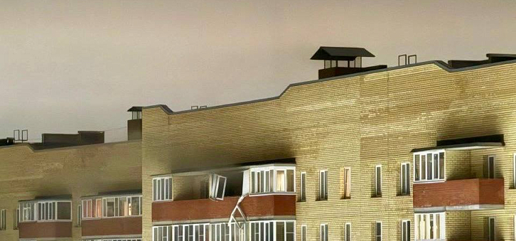 В ярославской многоэтажке в результате странного хлопка выбило рамы на лоджии