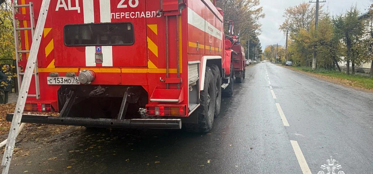 В Ярославской области предполагаемый виновник смертельного пожара сбежал через окно