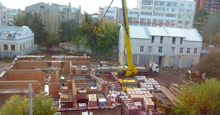 «Несмотря на отмену разрешения на строительство, стройка ведется еще более интенсивно». Ярославские градозащитники сообщили о ситуации на стройплощадке возле усадьбы Сорокина