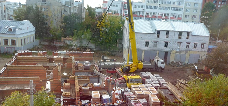 «Несмотря на отмену разрешения на строительство, стройка ведется еще более интенсивно». Ярославские градозащитники сообщили о ситуации на стройплощадке возле усадьбы Сорокина