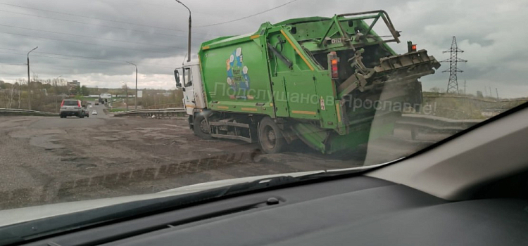 Застрявший на Суринском путепроводе мусоровоз получил серьезные повреждения