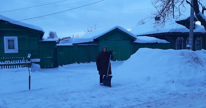 «Есть женщины в русских селениях!»: в Ярославской области 93-летняя бабушка убирает снег