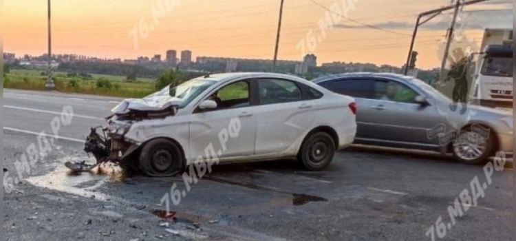 Водитель госпитализирован: в Ярославле произошло ДТП с грузовиком