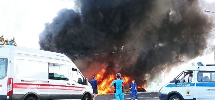 Под Ярославлем погибла бригада скорой помощи: в результате аварии взорвался бензовоз