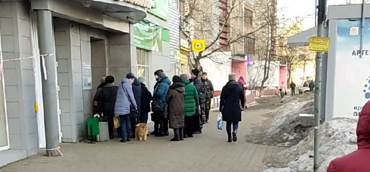«Вы сами создаете дефицит»: ярославцы выстроились в очередь у магазина до его открытия