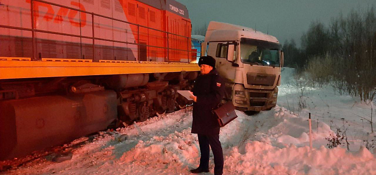 В Ярославле поезд снёс легковушку_309935