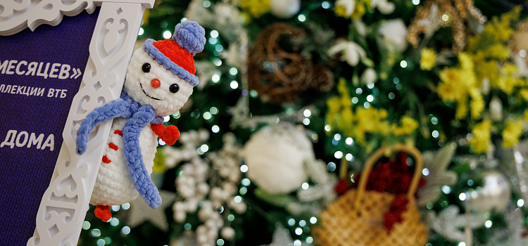 Сказочную ёлку установили в Волковском театре_308589