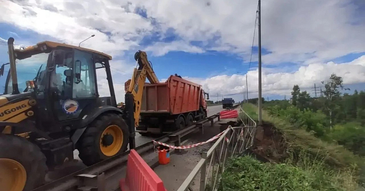 В Ярославле устраняют последствия провала тротуара на окружной дороге