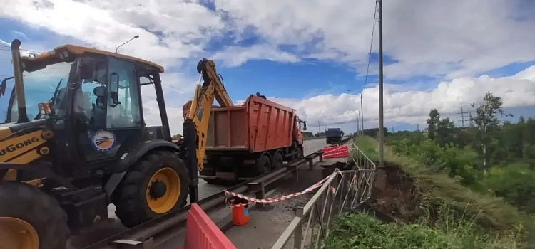 В Ярославле устраняют последствия провала тротуара на окружной дороге