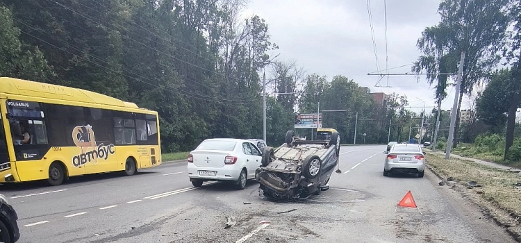 Устроил ДТП и убежал: в Ярославле ищут свидетелей аварии в Дзержинском районе_319121