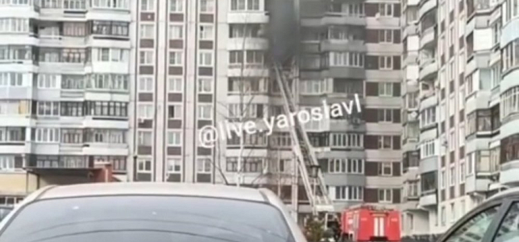 Три этажа в огне: в Брагино горит многоэтажка