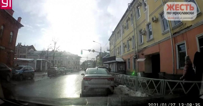 Видео дня. В центре Ярославля обрушилась ледяная глыба