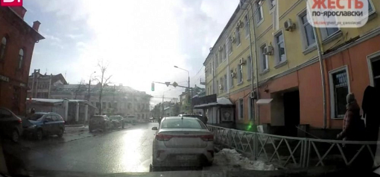 Видео дня. В центре Ярославля обрушилась ледяная глыба