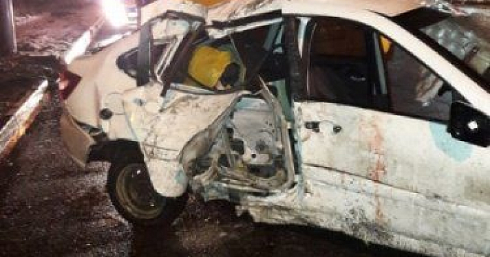 Водитель автомобиля «Лада Гранта» врезался в столб на проспекте Октября: есть пострадавшие 
