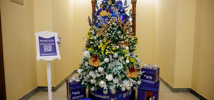 Сказочную ёлку установили в Волковском театре_308590