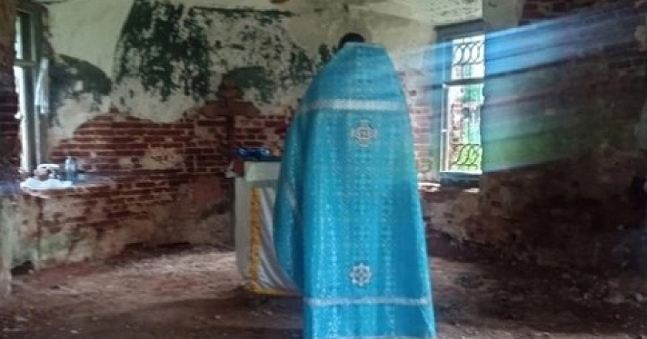 В глубинке Ярославской области во время богослужения в заброшенном храме неожиданно загорелся голубой свет