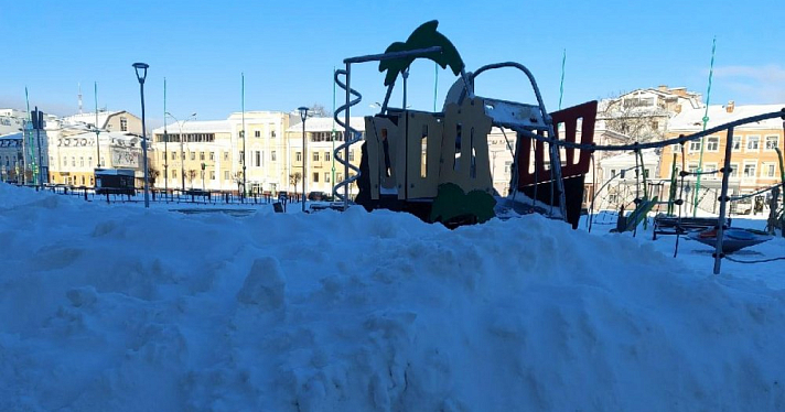 «Уберите снег»: в центре Ярославля закопали детскую площадку