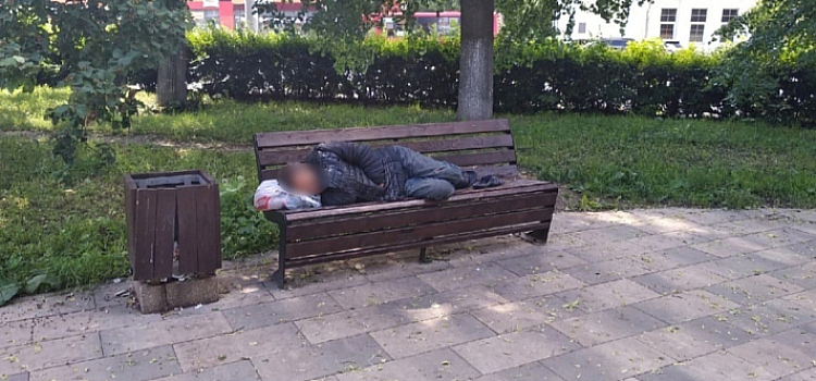 Ярославцам запретили лежать на лавочках