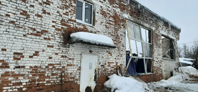 Без тепла осталось 300 человек: в ярославском селе обрушилась кровля котельной_311344