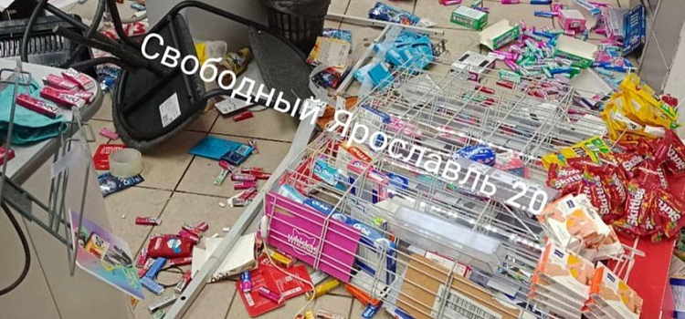 «Не стыдно? Стыдно»: в ярославском магазине мужчина ударил ножницами по голове женщину _310016