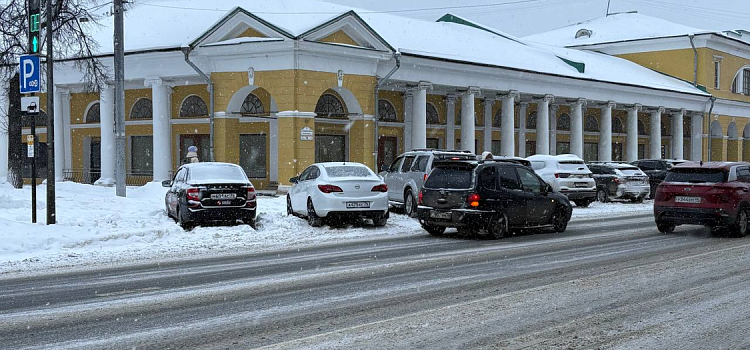 Платные парковки в центре Ярославля сместились на середину дороги _309496
