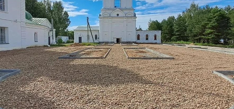 В Ярославской области завершилось благоустройство территории у центральной библиотеки_322119