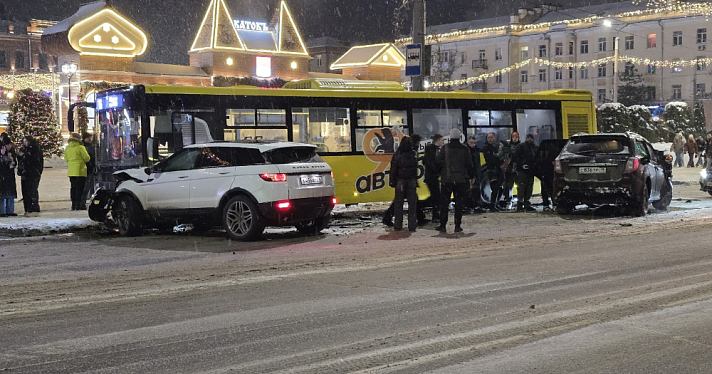 Land Rover выехал на встречную полосу: в Рыбинске в ДТП с автобусом пострадали четыре человека