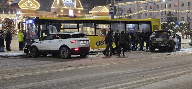 Land Rover выехал на встречную полосу: в Рыбинске в ДТП с автобусом пострадали четыре человека